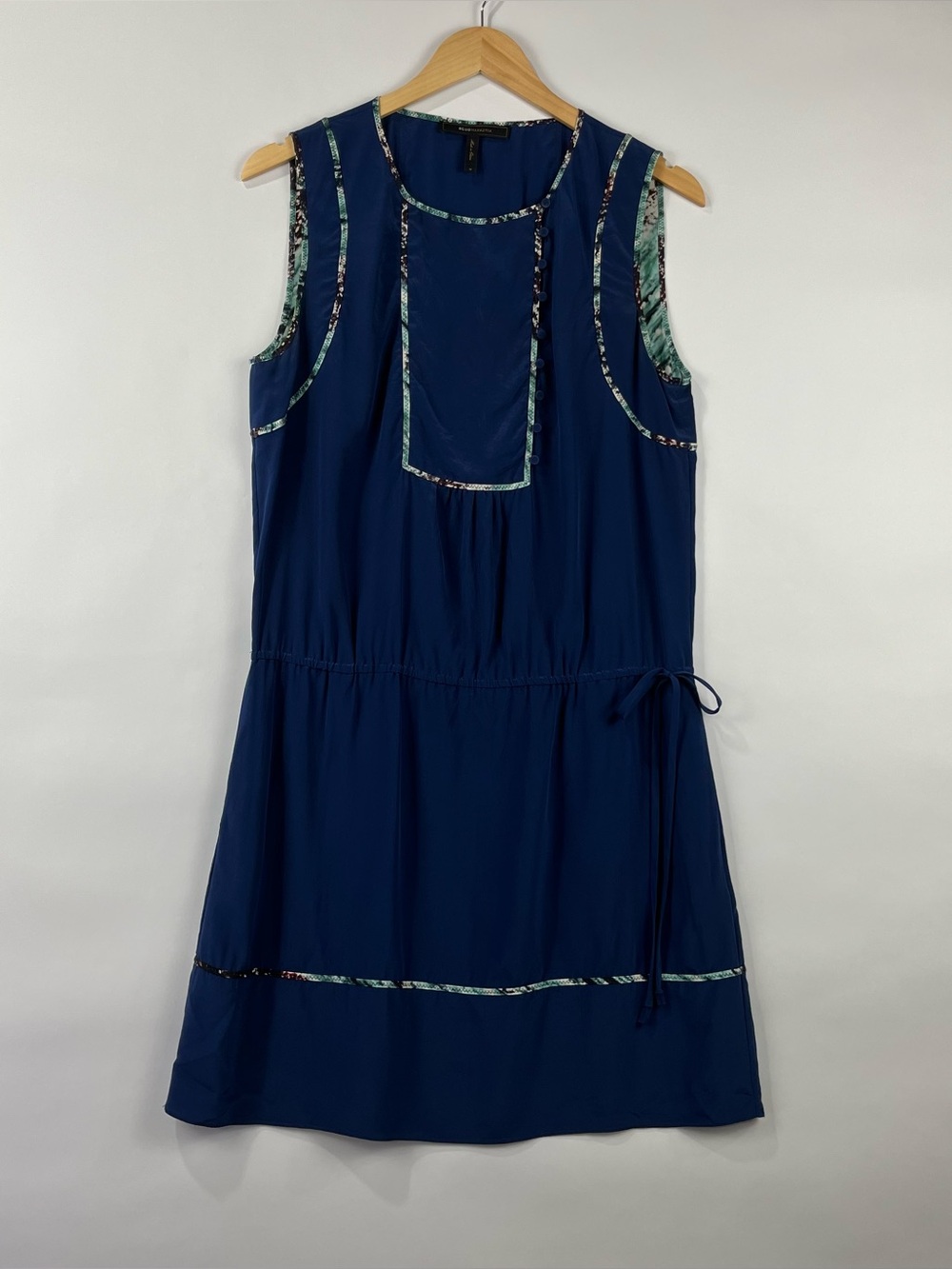 BCBGMAXAZRIA 100% Silk Lightweight Fabric Covered Button Dress M
